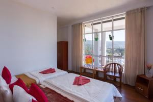 Una cama o camas en una habitación de Ovi Court City Apartments Nuwara Eliya