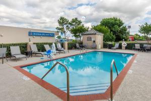 Bazén v ubytování Quality Inn & Suites Durant nebo v jeho okolí