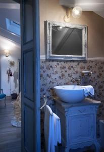 A bathroom at Roncaglia Suite