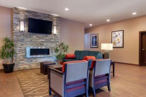 A seating area at Comfort Inn & Suites Fayetteville-University Area