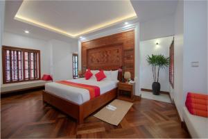 Postel nebo postele na pokoji v ubytování Angkor Privilege Resort & Spa