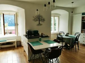 a kitchen and dining room with a table and chairs at Turmapartment Lindenhof in Millstatt