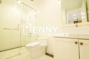 een witte badkamer met een toilet en een glazen douche bij Sunrise City - 5 star in Ho Chi Minh-stad