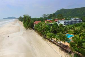 - une vue aérienne sur une plage avec un complexe dans l'établissement Chaolao Cabana Resort, à Chao Lao Beach