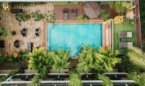 an overhead view of a swimming pool with palm trees at Chheng Residence in Siem Reap