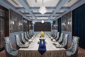 a conference room with a long table and chairs at Gallery F Hotel in Wuhan
