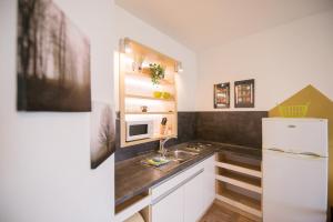 Kuchyňa alebo kuchynka v ubytovaní Apartmány Lea