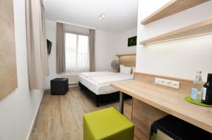 Postel nebo postele na pokoji v ubytování Hotel Perlach Allee by Blattl