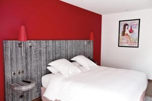 Een bed of bedden in een kamer bij Les Maritonnes Parc & Vignoble