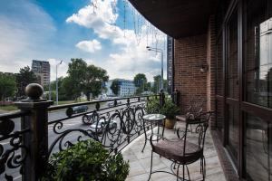 - un balcon avec des chaises et une table dans un bâtiment dans l'établissement Boutique-hotel Stolica, à Krasnodar