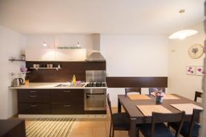 Kuchyňa alebo kuchynka v ubytovaní Apartmány Lea