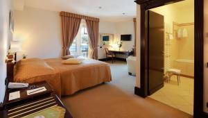 Кровать или кровати в номере Arbiana Heritage Hotel