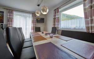 sala konferencyjna z długim stołem i dużym oknem w obiekcie Holiday Lodge Fürst w Saalbach Hinterglemm