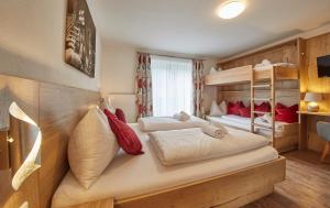 sypialnia z 2 łóżkami piętrowymi i łóżkiem piętrowym w obiekcie Holiday Lodge Fürst w Saalbach Hinterglemm