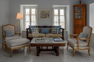 sala de estar con sofá, 2 sillas y mesa en Hydras Chromata, en Hydra