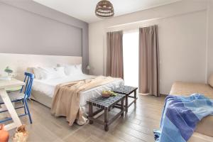 Кровать или кровати в номере Nissos Rooms Ammouliani
