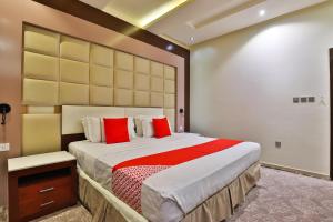 Un pat sau paturi într-o cameră la قصر اليمامة للاجنحة الفندقية -العريجاء