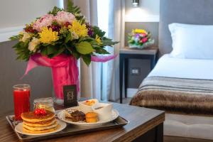 Postel nebo postele na pokoji v ubytování Fragrance Hotel St. Peter