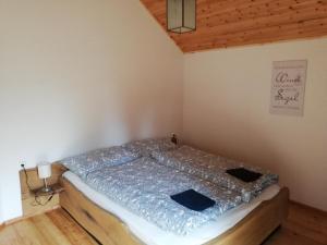 1 dormitorio con 1 cama en la esquina de una habitación en Ferienhaus Flattnitz en Flattnitz