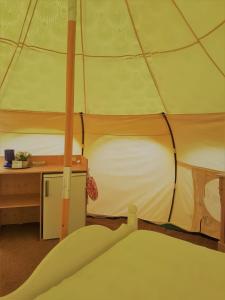 um quarto com 2 beliches e uma mesa em Camping Het Vossenhol em Ermelo