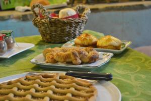 una mesa cubierta con platos de comida y gofres en ValdericArte en Lamoli Di Borgo Pace