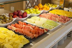a buffet filled with lots of different types of fruit at Hipotels Barrosa Park in Chiclana de la Frontera