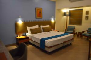 Gulta vai gultas numurā naktsmītnē Hotel Shree Panchratna Pune