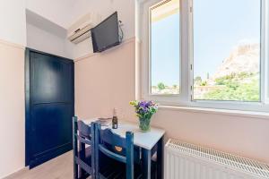 TV a/nebo společenská místnost v ubytování Phaedra Hotel