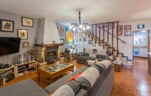 Μια τηλεόραση ή/και κέντρο ψυχαγωγίας στο Casa Pilar con piscina