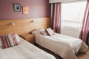 Postel nebo postele na pokoji v ubytování Revontuli Resort Rooms + 37 fotografií