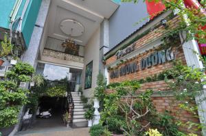 un edificio con plantas a su lado en Hoa Huong Duong Hotel Saigon en Ho Chi Minh