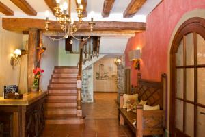 einen Flur mit Treppe und Kronleuchter in der Unterkunft Hotel Casa Frauca in Sarvisé