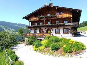 ein Haus mit einem Garten davor in der Unterkunft Aussermooserhof in Alpbach