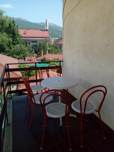 Vila Veronika ul Dame Gruev 207 Ohrid في أوخريد: طاولة وكراسي على شرفة