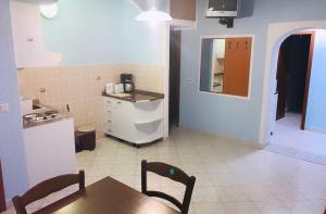 Kuchyň nebo kuchyňský kout v ubytování Apartmani Nina