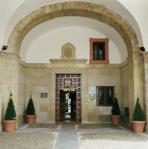 an entrance to a building with an archway at Parador de Sto. Domingo Bernardo de Fresneda in Santo Domingo de la Calzada