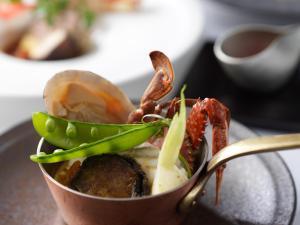 uma tigela de comida com camarão e outros vegetais em Hakodate Onuma Tsuruga Resort EPUY em Nanae