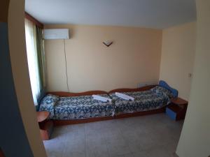 a small bedroom with a bed and a window at Laguna in Kiten