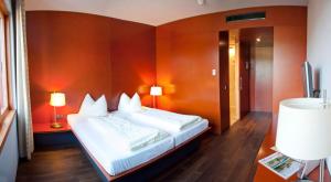 Giường trong phòng chung tại Rosenberger Motor-Hotel Ansfelden
