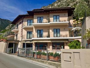 un bâtiment situé sur le côté d'une rue dans l'établissement Villa Belvedere Hotel, à Limone sul Garda