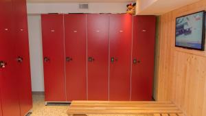 una fila de taquillas rojas en una habitación en Hotel Tauernblick en Obertauern