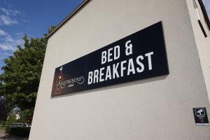 Un cartel de un bed and breakfast en el lateral de un edificio. en Kristinebergs Bed & Breakfast, en Mora