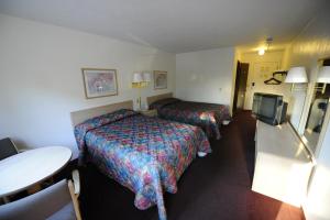 Un pat sau paturi într-o cameră la Heritage Inn Mansfield