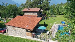 an aerial view of a house with a swimming pool at Tenuta Pozzi in Colico