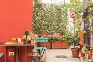 een patio met een tafel en een aantal planten bij Monti Garden in Rome