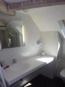 Ванная комната в Hotel de la Gare Troyes Centre