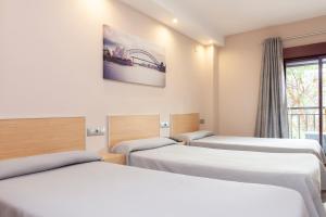 Posteľ alebo postele v izbe v ubytovaní Hotel Olympia Ronda I