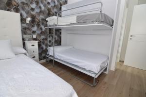 Ein Bett oder Betten in einem Zimmer der Unterkunft Hotel Castillo Benidorm