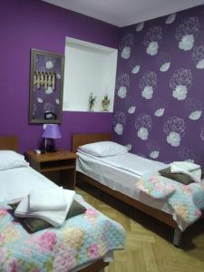 Postel nebo postele na pokoji v ubytování Tbilisi Downtown Guest House + 35 fotografií
