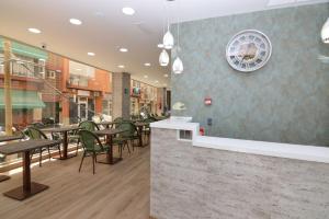 Ein Restaurant oder anderes Speiselokal in der Unterkunft Hotel Castillo Benidorm 